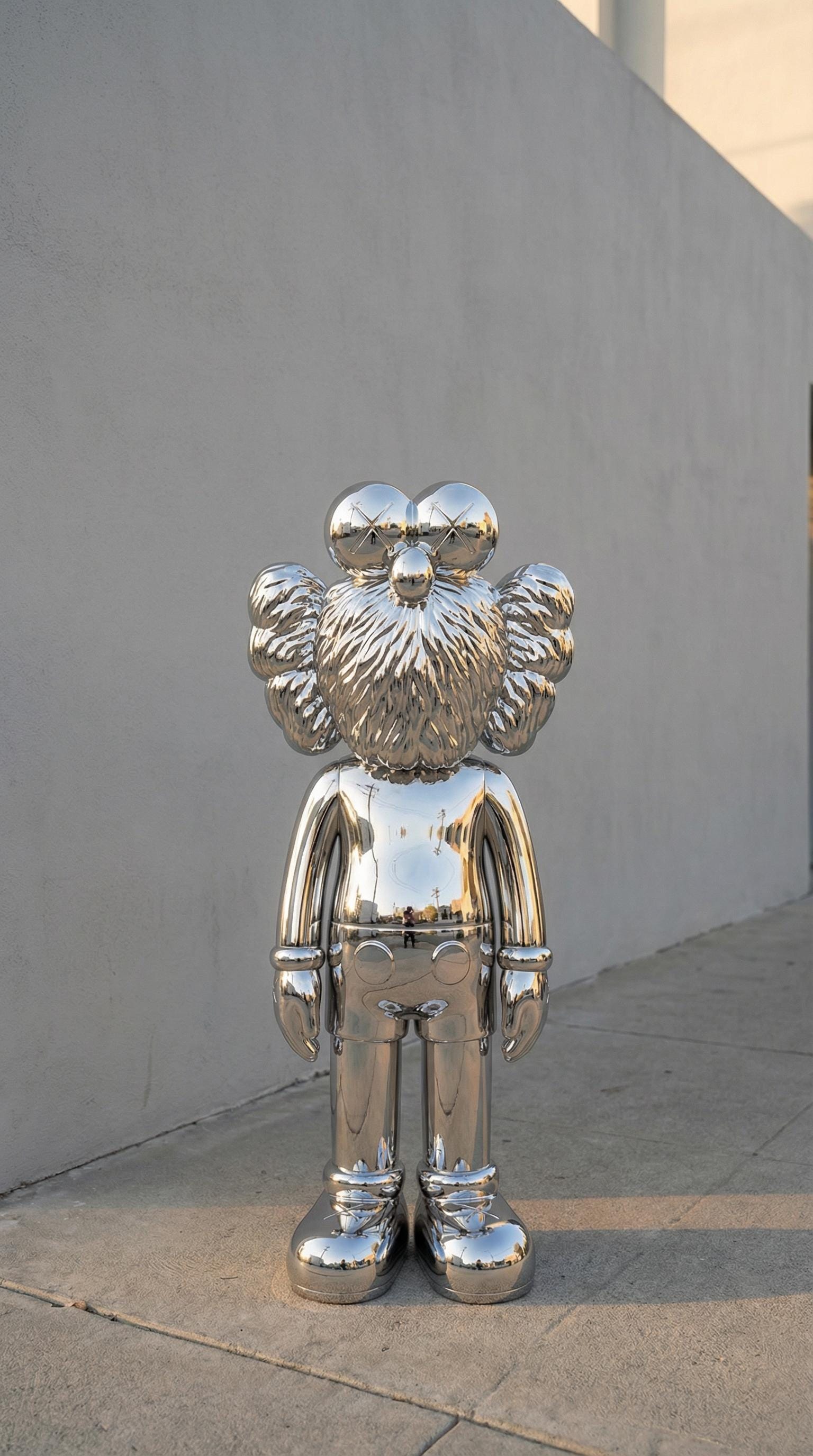Krom KAWS Tarzı Gentleman Heykeli