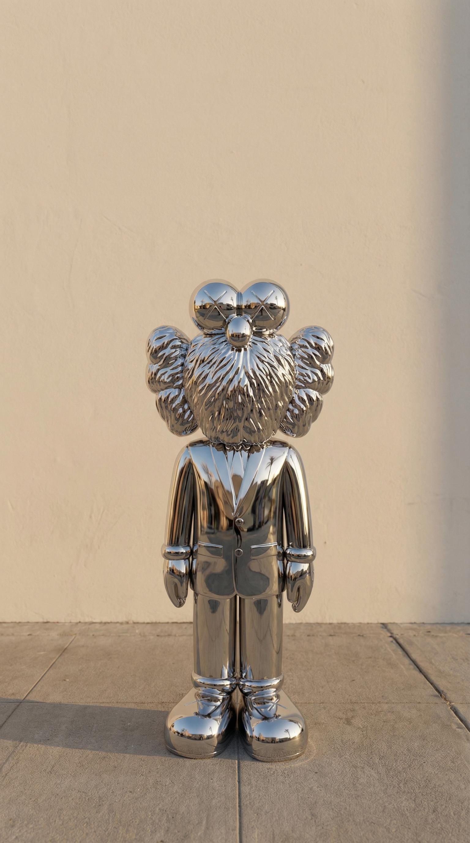 Krom KAWS Tarzı Gentleman Heykeli